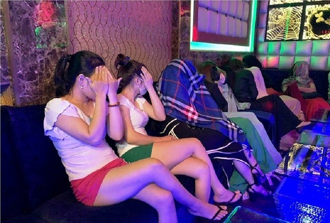 Nhan vien karaoke se phai deo bien ten tu thang 9