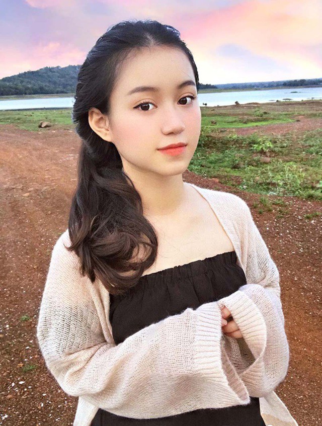 Lop pho hoc tap dien ao dai trang xinh noi bat trong le chao co-Hinh-8