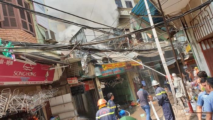 Cua hang vang ma nghi ngut khoi lua luc giua trua khien dan hoang mang