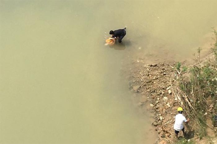 Vua tot nghiep Dai hoc, co gai nghi nhay cau tu tu