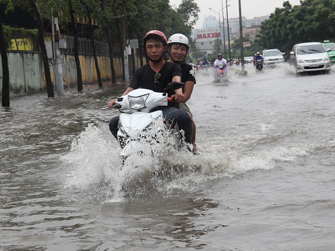 Canh tuong ngap lut khien TP HCM bom gan 500 ty nang cap duong Nguyen Huu Canh