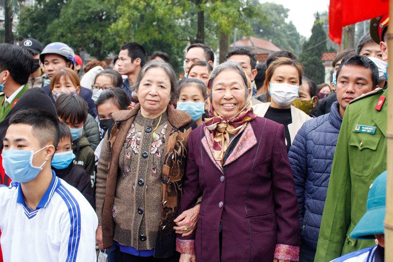 Thanh nien Ha Noi deo khau trang, xuc dong ngay len duong nhap ngu-Hinh-11