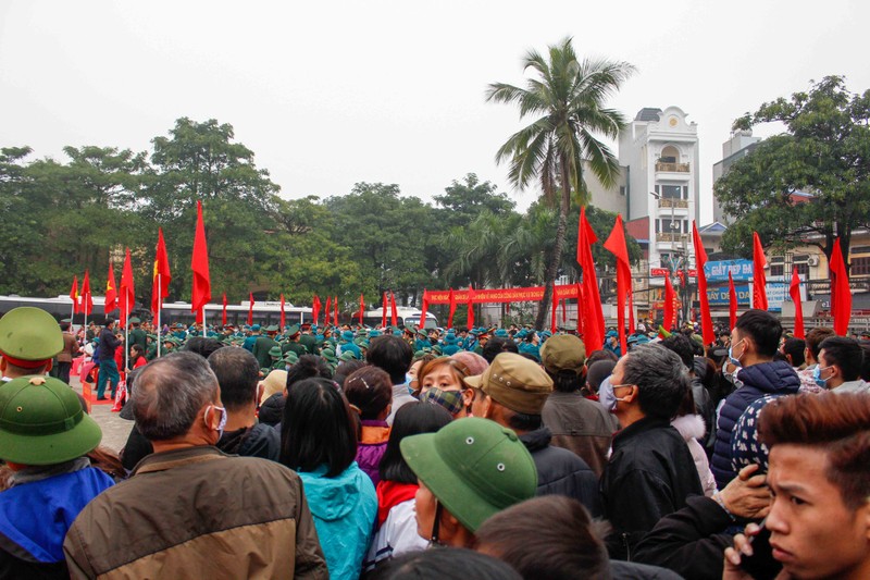 Thanh nien Ha Noi deo khau trang, xuc dong ngay len duong nhap ngu-Hinh-8