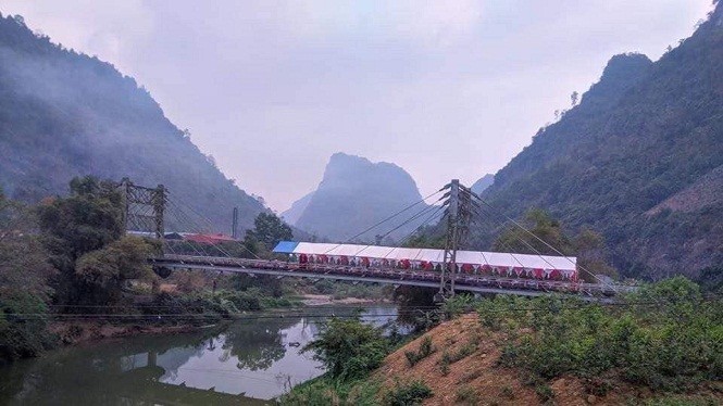 Bac Kan: Dung rap cuoi tren cau day vang co the bi phat 3 trieu dong