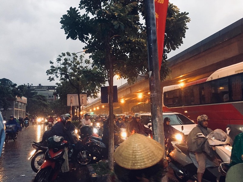 Ha Noi: Nhieu tuyen duong tac nghet trong con mua lon gio tan tam-Hinh-5