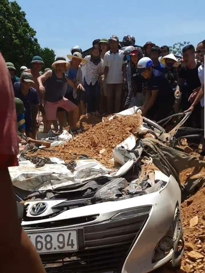 Tin nong ngay 4/6: Xe tai de bep Toyota Vios, canh tuong thuong tam khong ai dam nhin-Hinh-2