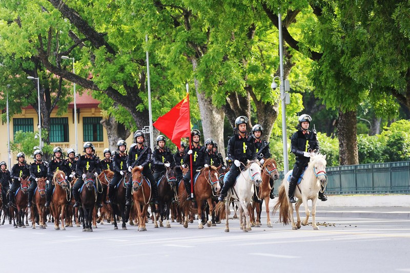 Doan canh sat co dong ky binh dieu hanh truoc quang truong Ba Dinh-Hinh-4