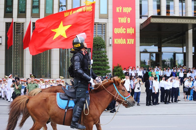 Doan canh sat co dong ky binh dieu hanh truoc quang truong Ba Dinh-Hinh-5