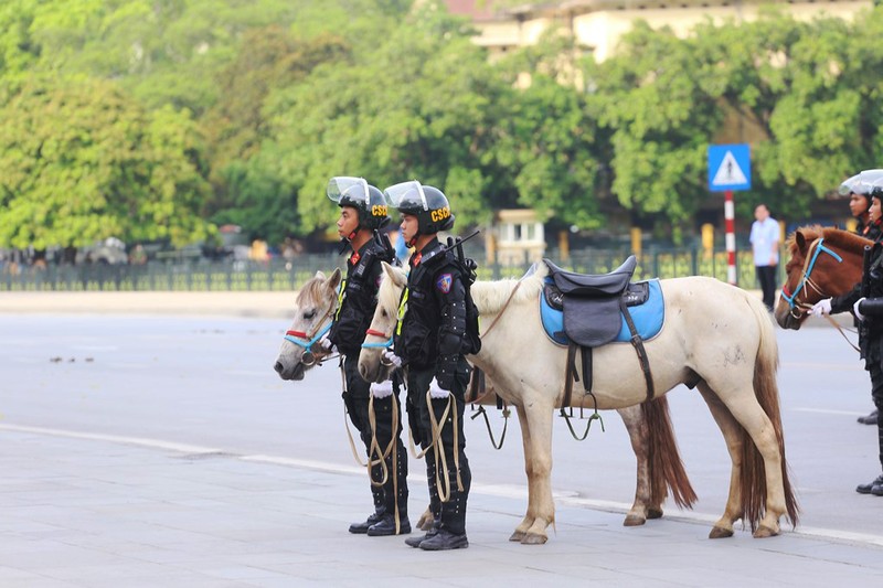 Doan canh sat co dong ky binh dieu hanh truoc quang truong Ba Dinh-Hinh-7