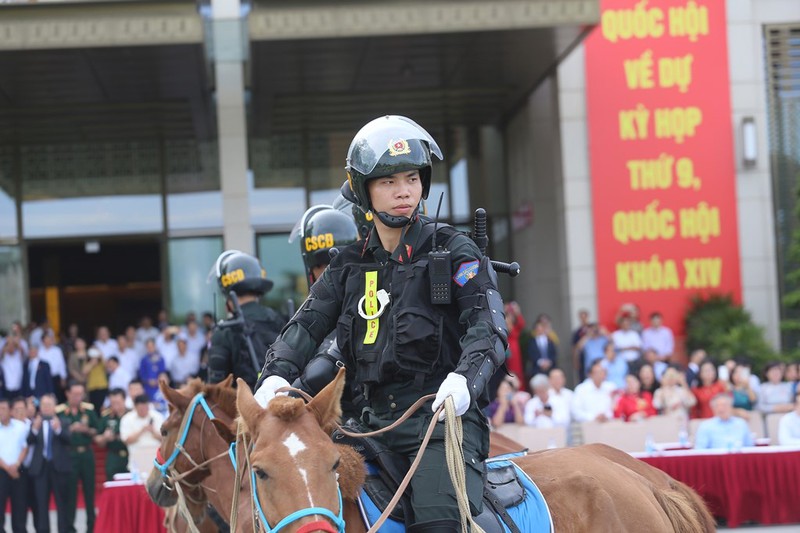 Doan canh sat co dong ky binh dieu hanh truoc quang truong Ba Dinh-Hinh-8