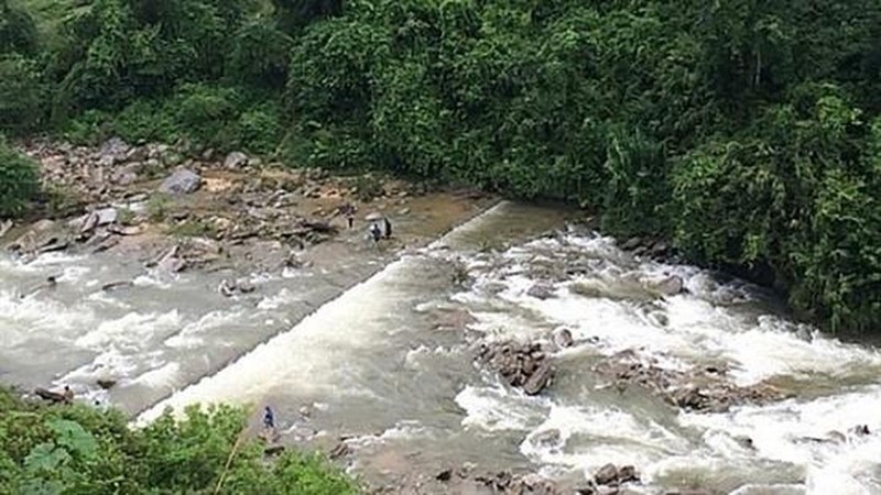 Theo bo di cau ca, 2 chau nho truot chan xuong suoi tu vong