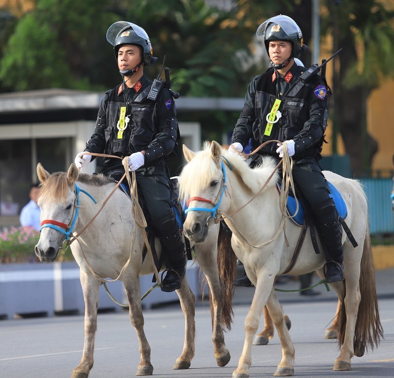 Tin nong ngay 8/6: Rolls-Royce Phantom chay phung phung - CSCD Ky binh dieu hanh-Hinh-3