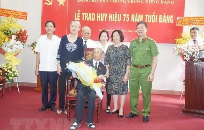 Nha tinh bao bac thay Tran Quoc Huong qua doi