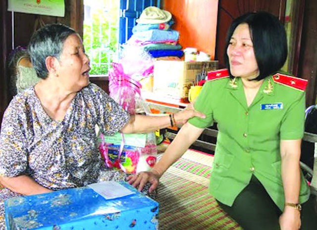 Nu Thieu tuong Cong an dau tien Bui Tuyet Minh nghi huu-Hinh-9