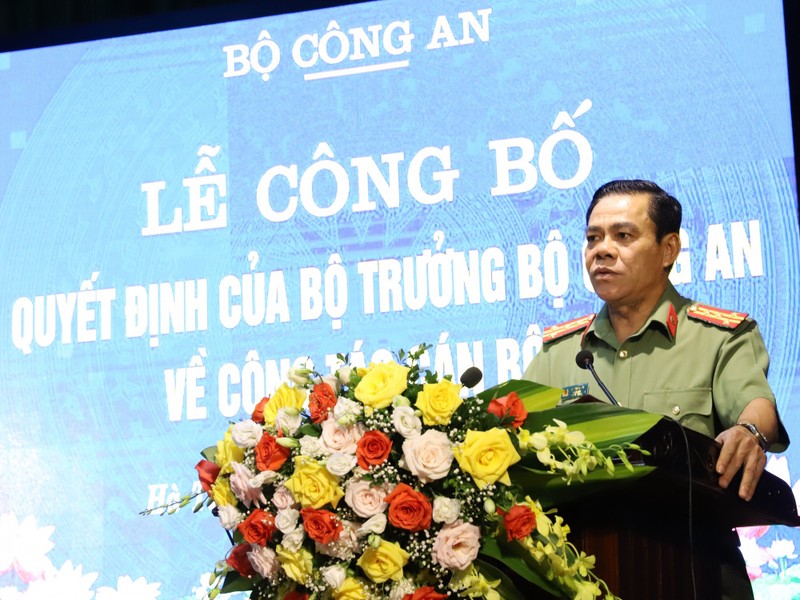 Thieu tuong Nguyen Huu Cau thoi chuc Giam doc Cong an tinh Nghe An-Hinh-3