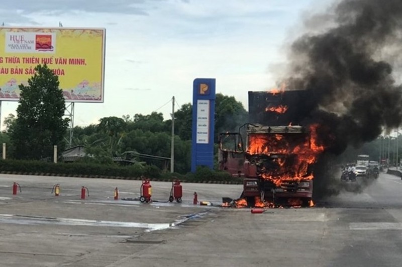 Xe dau keo chay du doi gan cay xang