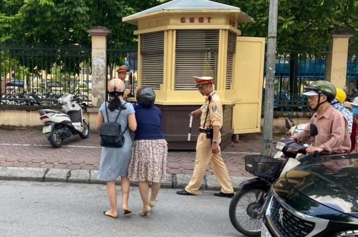 Bac tin CSGT keo nga 2 phu nu di xe may dang luu thong tren duong