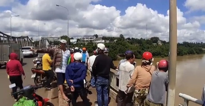 Tim nguoi dan ong bo xe may tren cau nghi nhay song Serepok tu tu