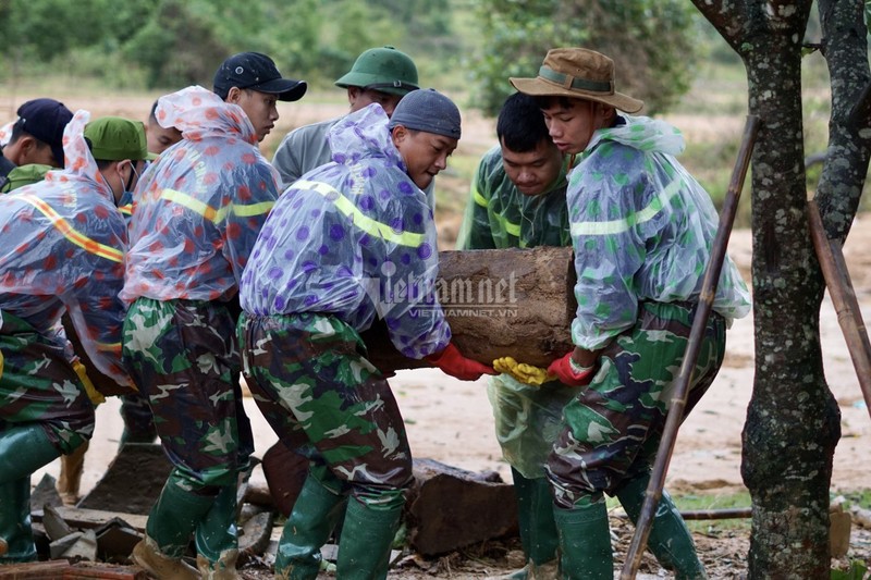 Cong an loi bun giup dan don dep sau lu-Hinh-10