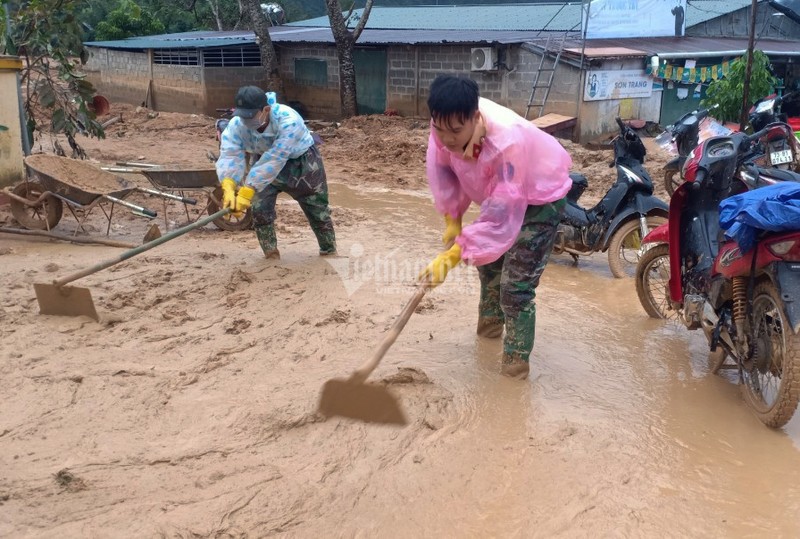 Cong an loi bun giup dan don dep sau lu-Hinh-7