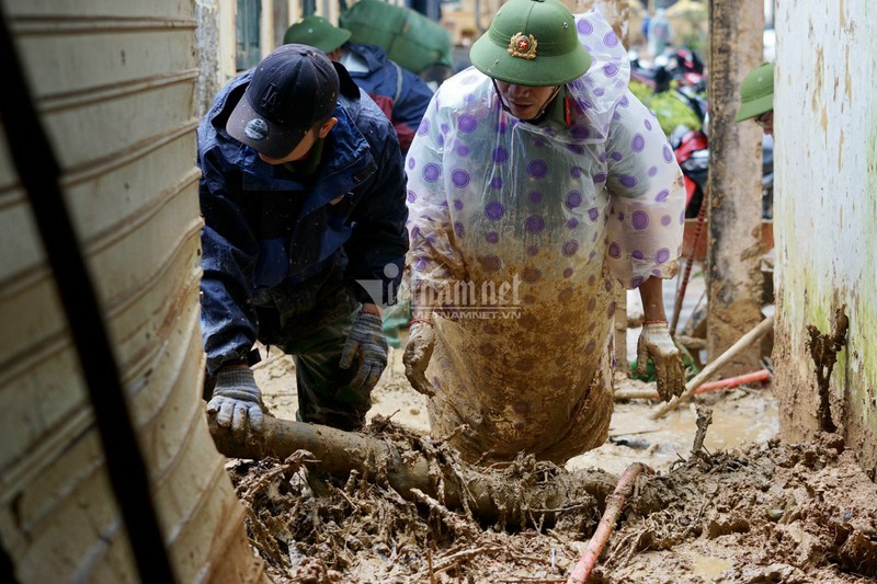 Cong an loi bun giup dan don dep sau lu-Hinh-9