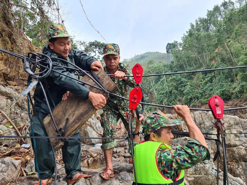 Bo doi du rong roc qua song tim nguoi mat tich o Tra Leng-Hinh-7