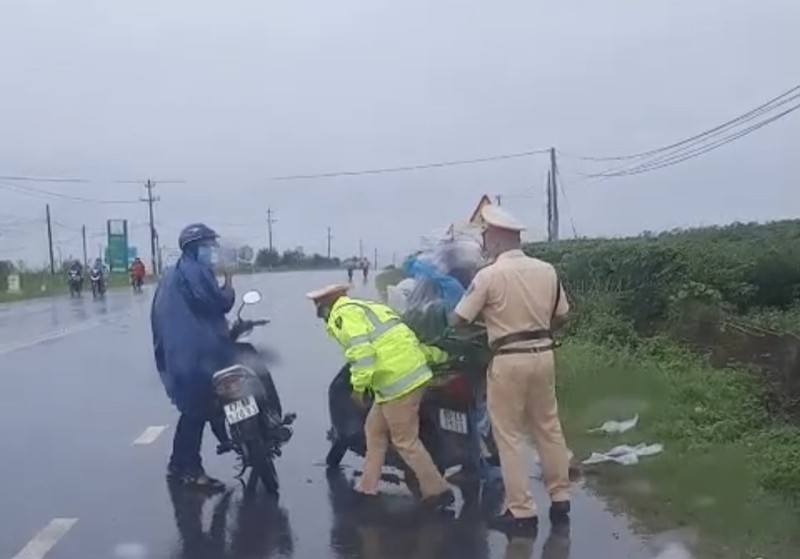 Mua to gio lon khien nguoi di duong bi gio quat nga