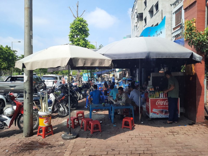 Sau hieu ung cua ong Doan Ngoc Hai, via he Ha Noi lai bi lan chiem-Hinh-2