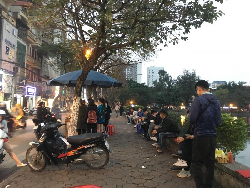 Sau hieu ung cua ong Doan Ngoc Hai, via he Ha Noi lai bi lan chiem-Hinh-9