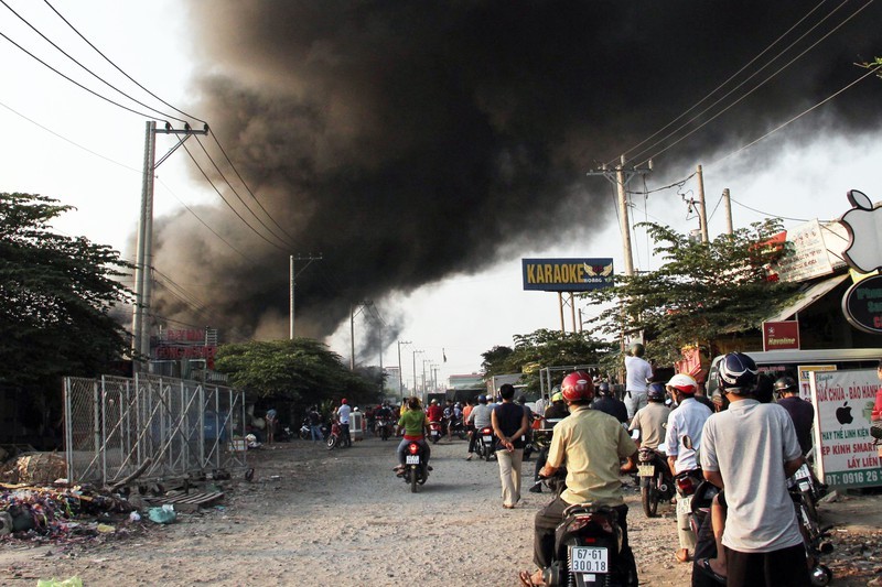 Chay lon o Binh Duong, nhieu nha dan, phong tro... bi thieu rui-Hinh-3