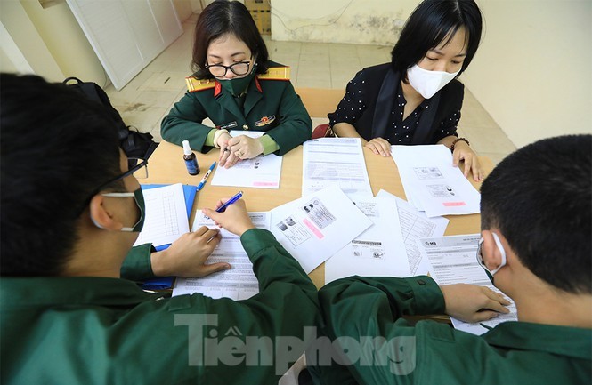 Hang tram tan binh Thu do lay mau xet nghiem SARS-CoV-2-Hinh-6