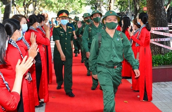 Xuc dong khoang khac nguoi than tien cac tan binh len duong nhap ngu-Hinh-3