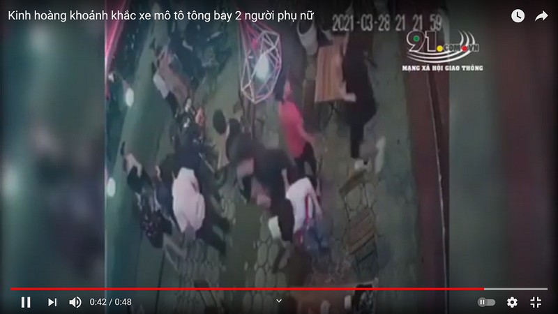 Video: Kinh hoang khoanh khac xe mo to tong bay 2 nguoi phu nu