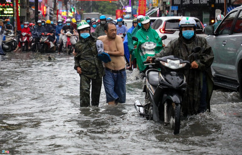 Nguoi dan vat lon trong tran mua lut banh xe o TP Thu Duc-Hinh-8