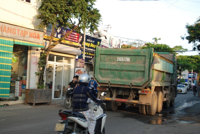 Ha Noi: Dan buc xuc vi xe tai 