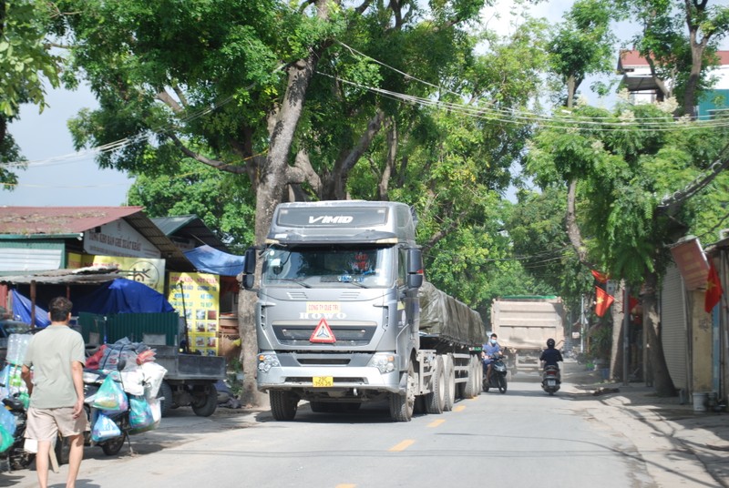 Ha Noi: Dan buc xuc vi xe tai 