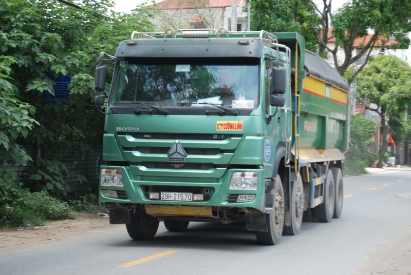 Ha Noi: Dan buc xuc vi xe tai 