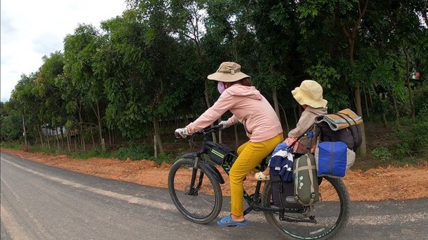 Ban het tai san, cap vo chong Vung Tau dap xe cho 2 con nho di phuot khap Viet Nam-Hinh-2