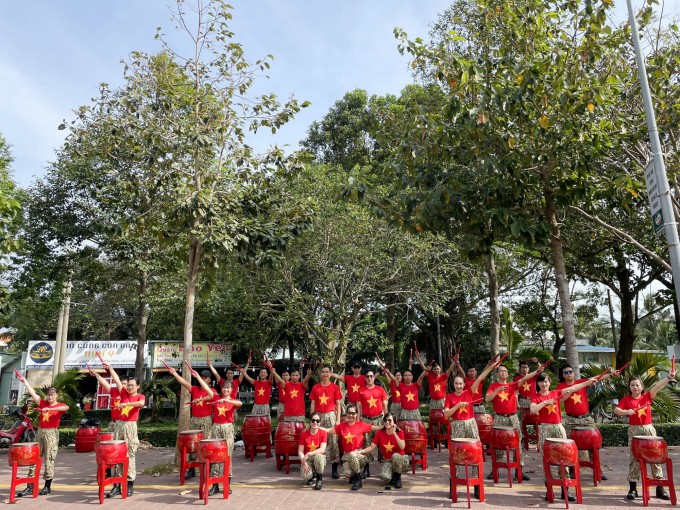 Nhung bong hoa cua luc luong gin giu hoa binh