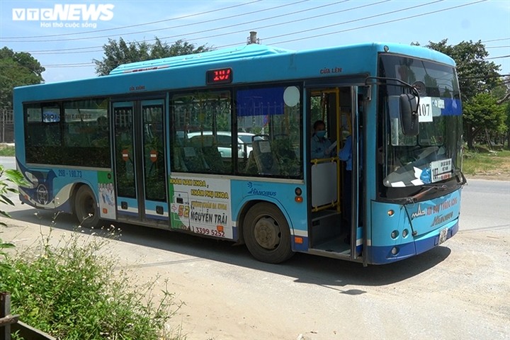 Anh: Ha Noi kiem tra quy dinh phong dich COVID-19 tren cac phuong tien cong cong-Hinh-2