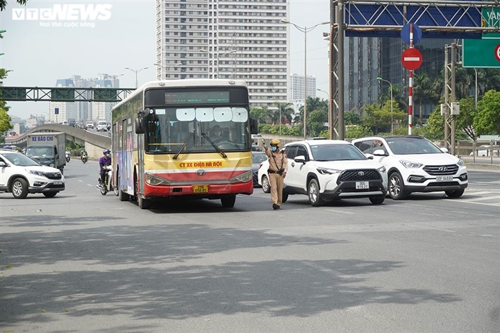 Anh: Ha Noi kiem tra quy dinh phong dich COVID-19 tren cac phuong tien cong cong-Hinh-6