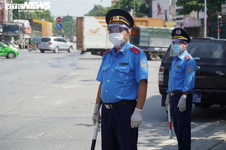 Anh: Ha Noi kiem tra quy dinh phong dich COVID-19 tren cac phuong tien cong cong