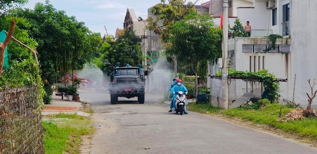 Quan doi phun hoa chat khu khuan tai 'diem nong' COVID-19 o Ha Tinh-Hinh-7