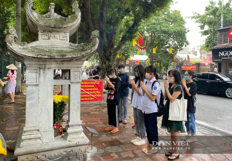 Phu huynh va si tu doi mua den Van Mieu cung vo but, ma thi sinh cau may truoc ngay thi lop 10