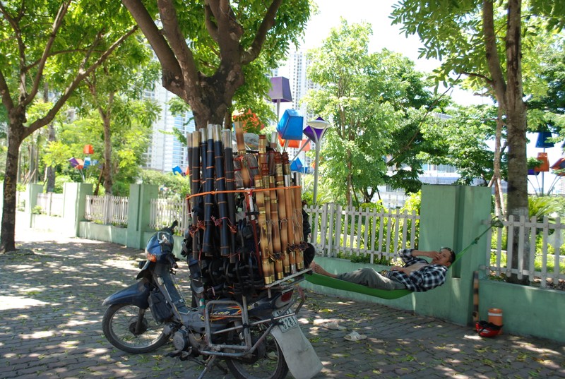 Ha Noi: Nhoc nhan “kiep muu sinh” duoi cai nang nhu do lua-Hinh-12