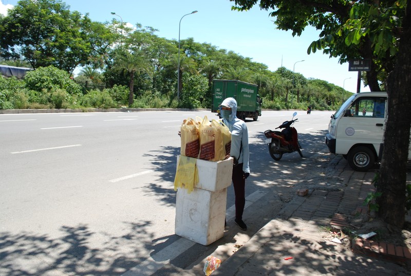 Ha Noi: Nhoc nhan “kiep muu sinh” duoi cai nang nhu do lua-Hinh-13