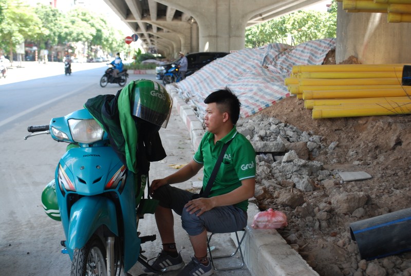 Ha Noi: Nhoc nhan “kiep muu sinh” duoi cai nang nhu do lua-Hinh-5