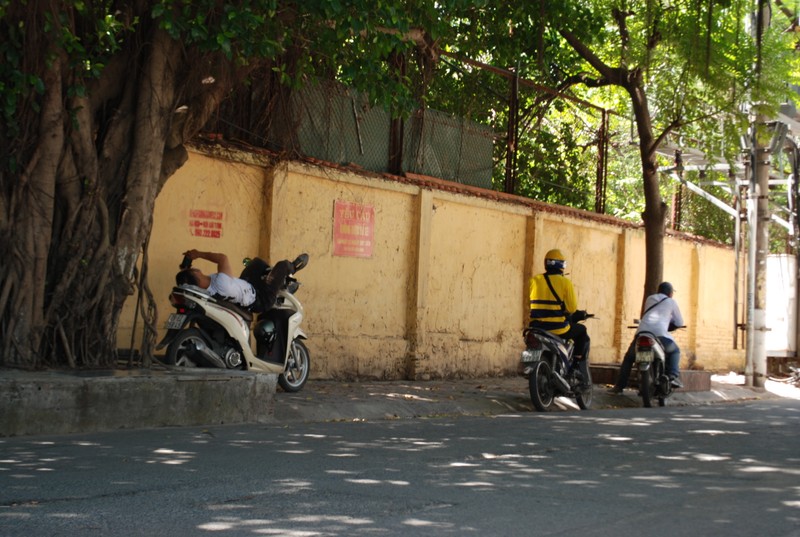 Ha Noi: Nhoc nhan “kiep muu sinh” duoi cai nang nhu do lua-Hinh-9