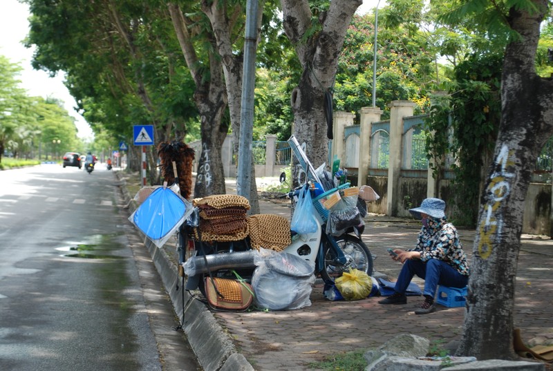 Ha Noi nong gan 40 do, nguoi lao dong tron nang the nao?-Hinh-12