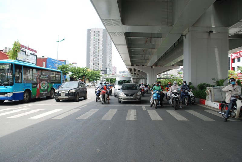 Ha Noi nong gan 40 do, nguoi lao dong tron nang the nao?-Hinh-13